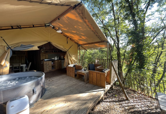 Safari Lodge Spa: Ruim tentterras met bubbelbad, zitplaatsen en een prachtig uitzicht op het bos.