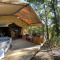Safari Lodge Spa: Ruim tentterras met bubbelbad, zitplaatsen en een prachtig uitzicht op het bos.