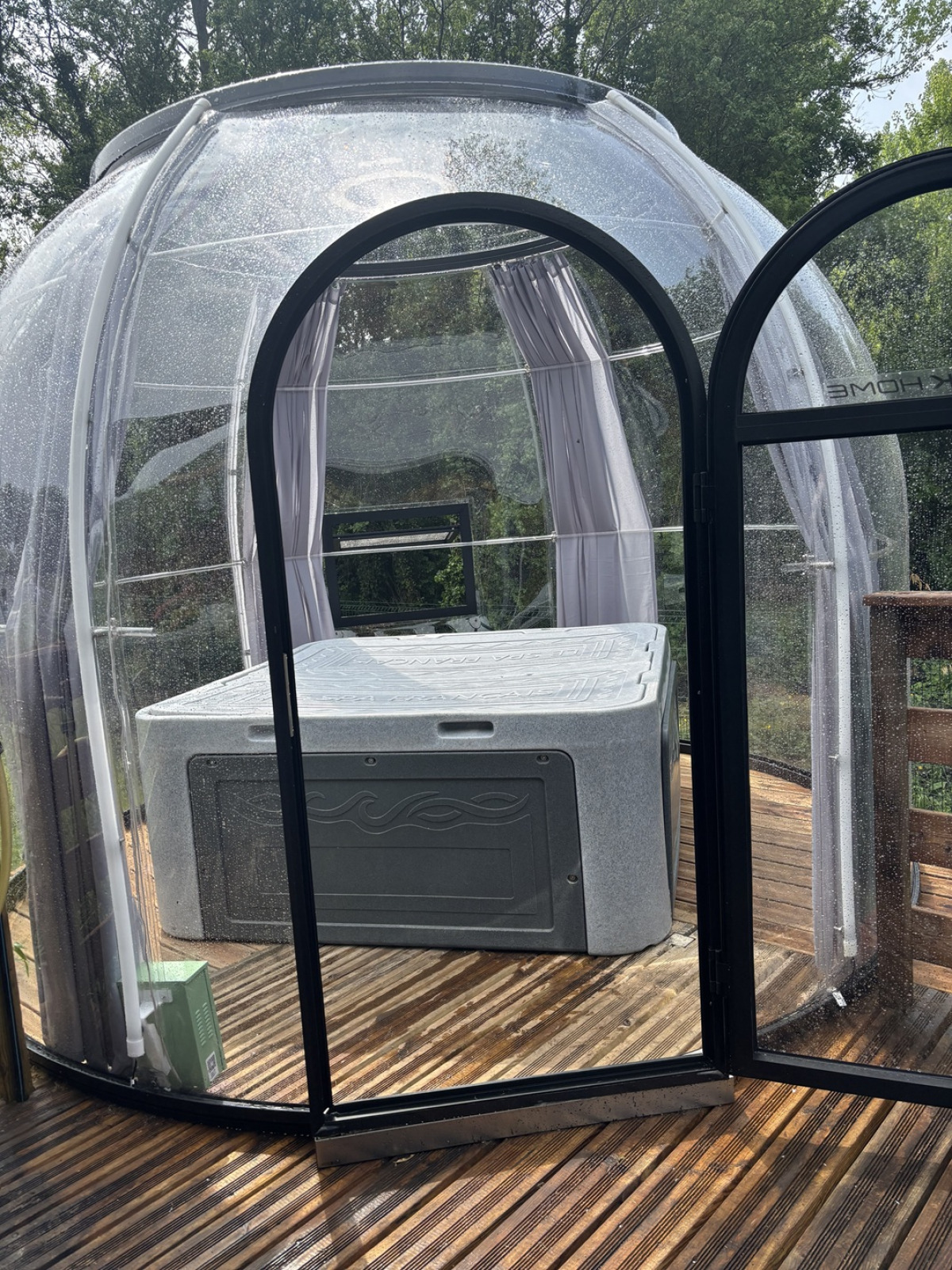 Buitenjacuzzi in een transparante koepel bij Tiny House + jacuzzi op Flower Camping de la Trye in Frankrijk.