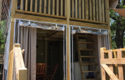 Safari tent 'Air Lodge' bij Centro Vacanze San Marino met houten terras, balkon en buitensalon.