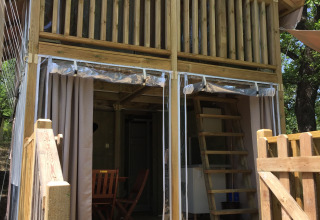 Safari telt 'Air Lodge' ved Centro Vacanze San Marino med træterrasse, balkon og udendørs siddeplads.