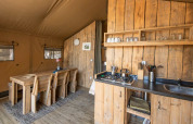 Intérieur d’une tente glamping Centro Vacanze San Marino - Safaritenten San Marino, bois et cuisine équipée.