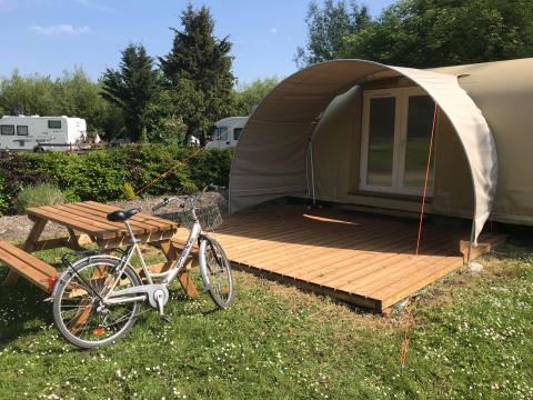 Cocosweet safaritent, fiets en picknicktafel op Flower Camping de la Trye in Frankrijk.