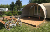 Cocosweet safaritent, fiets en picknicktafel op Flower Camping de la Trye in Frankrijk.