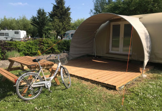 Cocosweet safaritent, fiets en picknicktafel op Flower Camping de la Trye in Frankrijk.