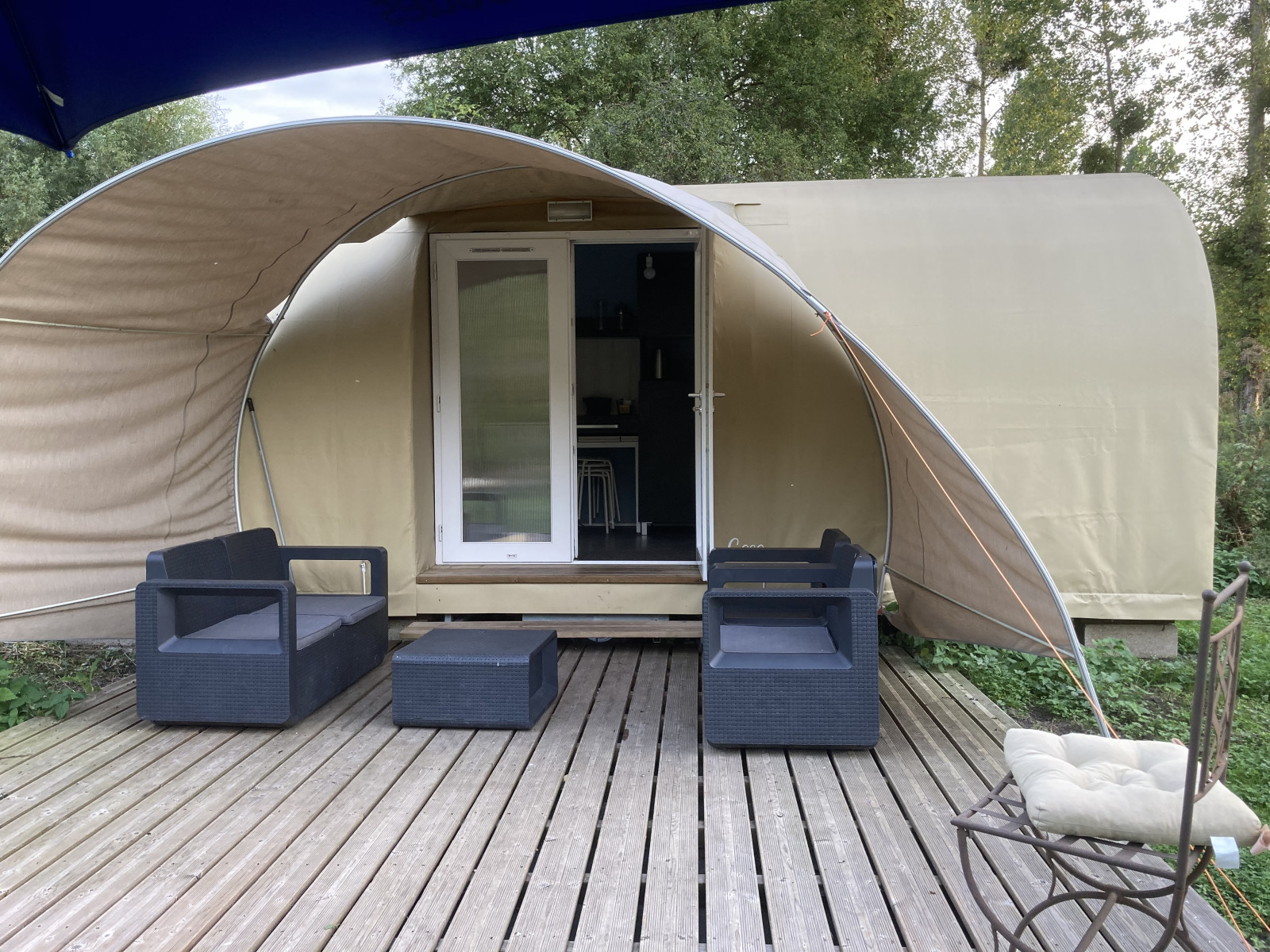 Cocosweet safaritent bij Flower Camping de la Trye in Frankrijk met houten terras en loungeset.