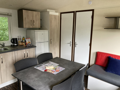 Keuken en eetgedeelte in Bungalow Les Croisettes bij Flower Camping de la Trye, Frankrijk.
