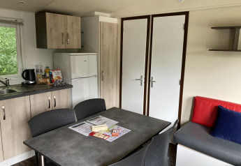 Cucina e zona pranzo nel Bungalow Les Croisettes al Flower Camping de la Trye, Francia.