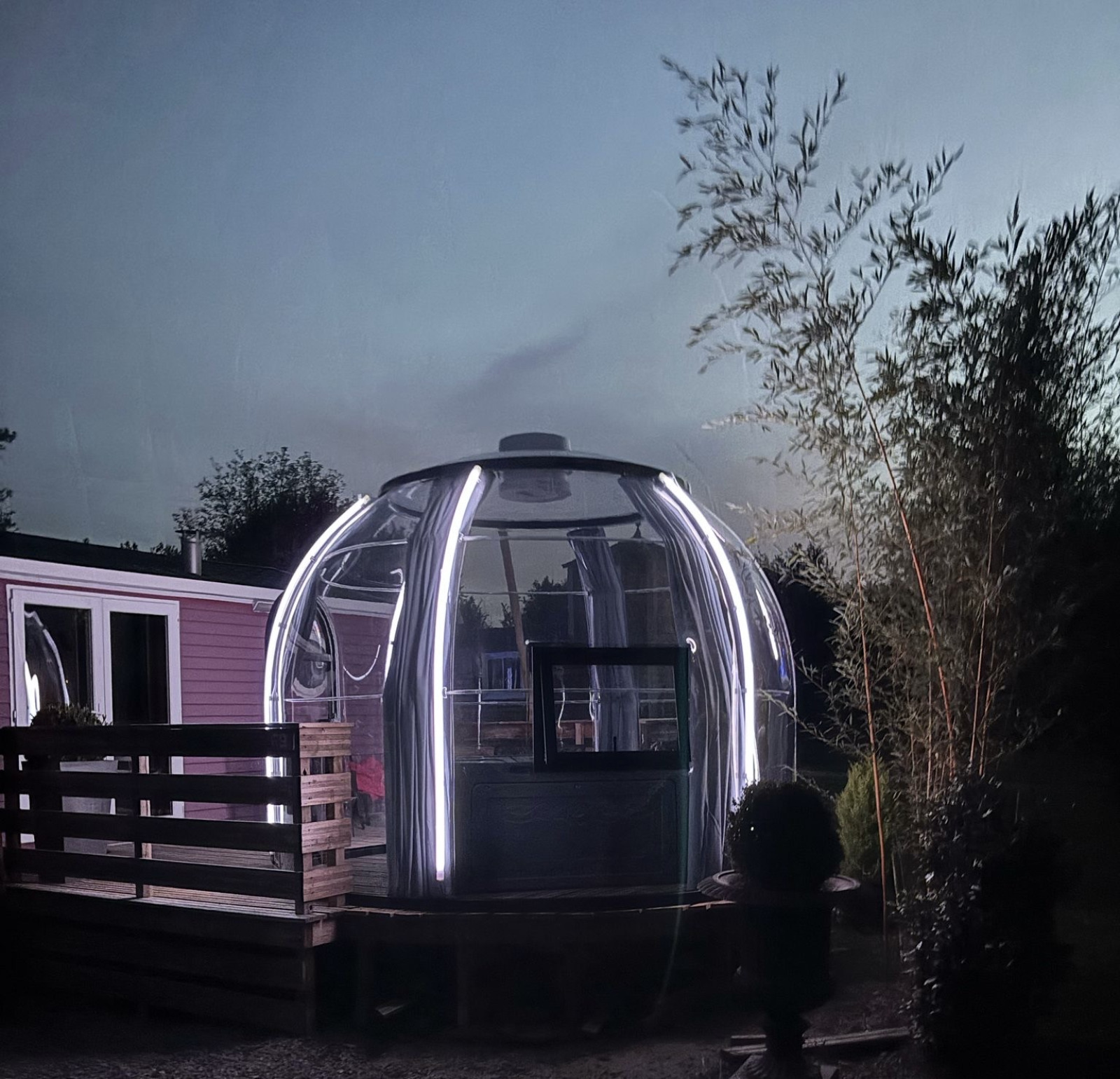 Koepelvormige glampingtent met jacuzzi en LED-verlichting bij Flower Camping de la Trye in Frankrijk.