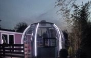 Koepelvormige glampingtent met jacuzzi en LED-verlichting bij Flower Camping de la Trye in Frankrijk.