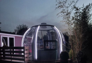 Glampingtent in koepelvorm met jacuzzi en LED-verlichting bij Flower Camping de la Trye in Frankrijk.