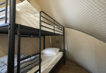 Literas dentro de la tienda safari Lodge 'Big Oak XXL' en el camping Moulin de Chaules en Francia.