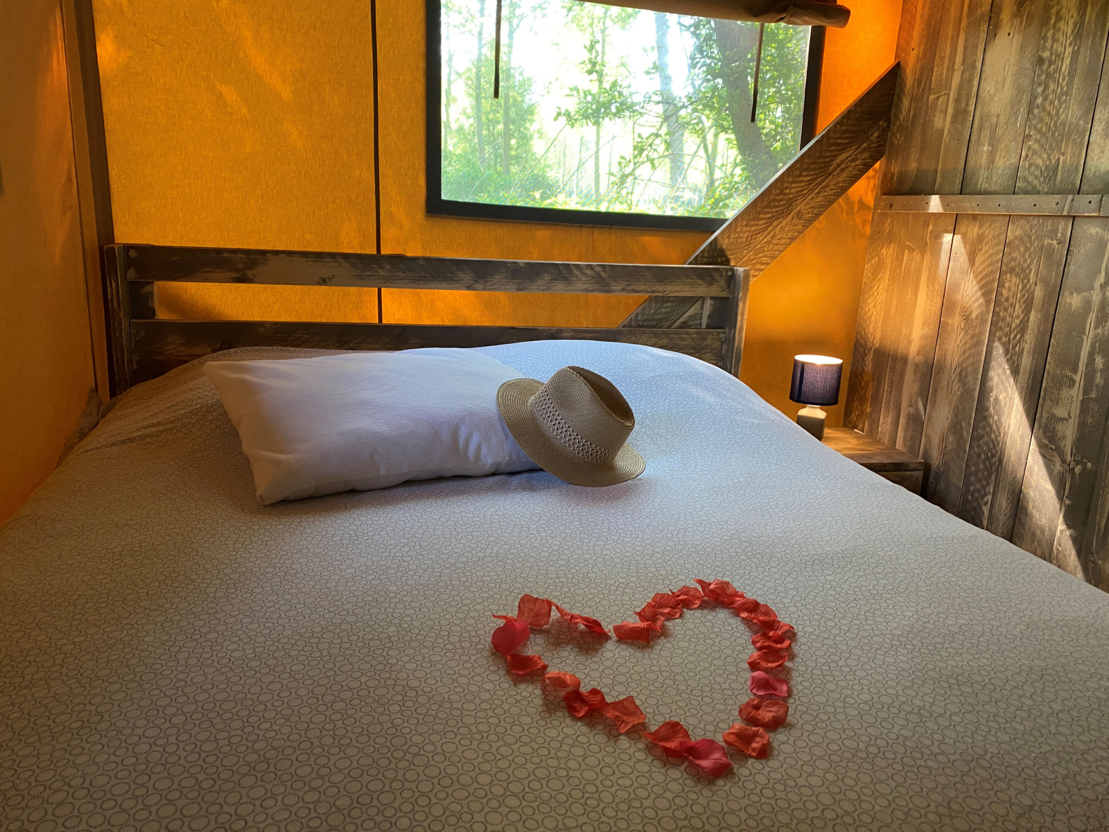 Woody Safari Tent + jacuzzi