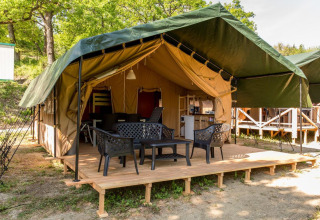 Safari-Zelt mit überdachter Terrasse und Gartenmöbeln im Centro Vacanze San Marino, San Marino.