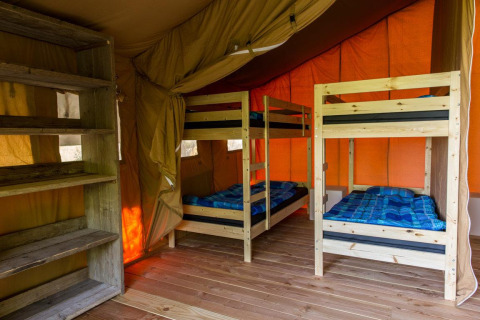 Indretning af Safari-telt med køjesenge og træhylder på Centro Vacanze San Marino i San Marino.