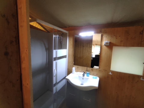 Baño con ducha y lavabo en una tienda safari en Centro Vacanze San Marino, San Marino.