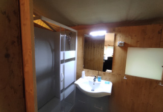 Badezimmer mit Dusche und Waschbecken im Safari-Zelt im Centro Vacanze San Marino, San Marino.