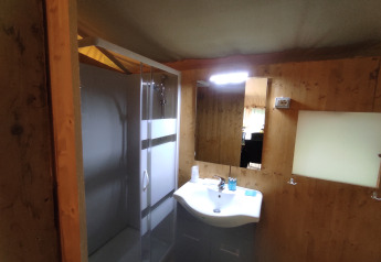 Bagno con doccia e lavabo nella Safari Tent al Centro Vacanze San Marino, San Marino.