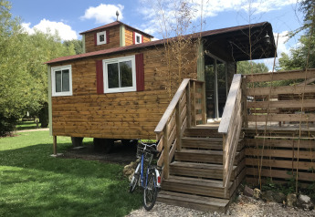 Tiny house en bois Château Mobile avec escalier et vélo au Flower Camping de la Trye en France.