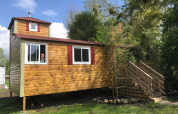 Een houten tiny house genaamd Château Mobile met jacuzzi bij Flower Camping de la Trye in Frankrijk.