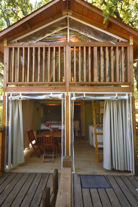 Tenda safari Air Lodge su due livelli con terrazzo in legno e vista sulla natura a San Marino.