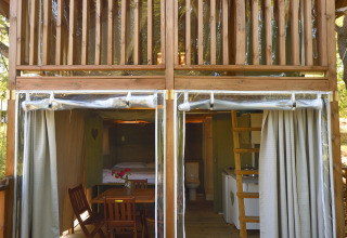 Tienda safari Air Lodge de dos pisos con terraza de madera y entorno natural en San Marino.