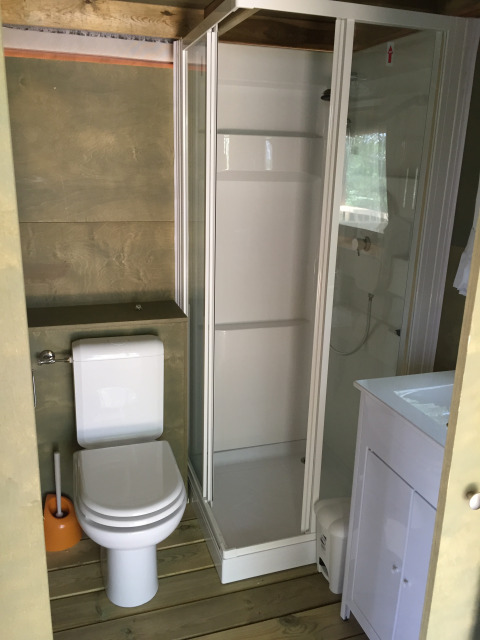 Badeværelse i Air Lodge-telt på Centro Vacanze San Marino med toilet, bruser og vask.