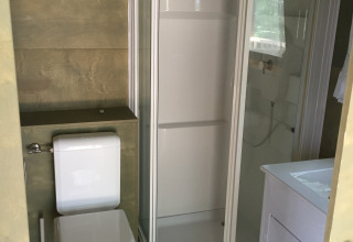 Badeværelse i Air Lodge-telt på Centro Vacanze San Marino med toilet, bruser og vask.