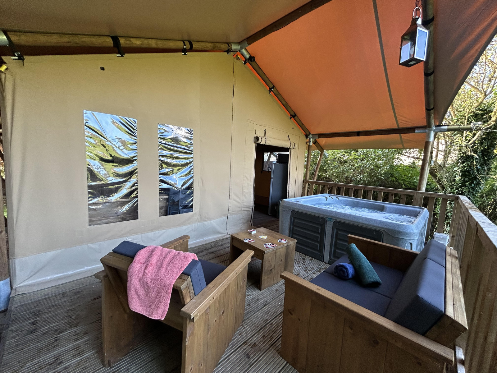 Safari Tent XXL met buitenjacuzzi en houten zitjes bij Flower Camping de la Trye in Frankrijk.