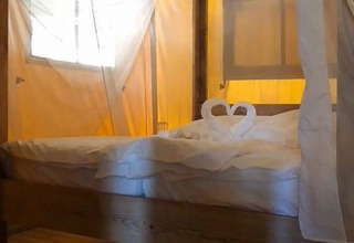 Luxuriöse Glamping-Unterkunft mit Himmelbett und Moskitonetz in Centro Vacanze San Marino Safaritenten.