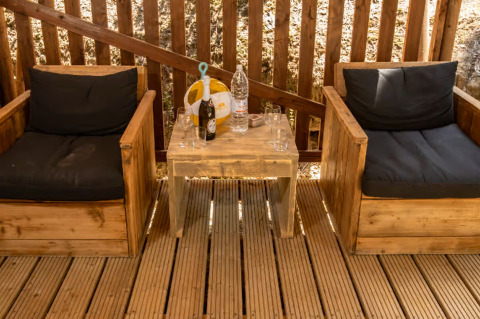 Sedie e tavolino in legno all'aperto presso Centro Vacanze San Marino - Safaritenten San Marino.