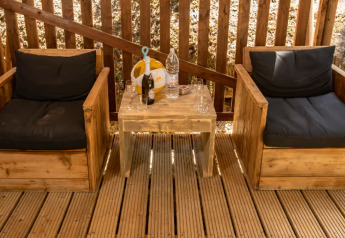 Buitenzitplaats met houten zetels bij Centro Vacanze San Marino - Safaritenten San Marino glamping.