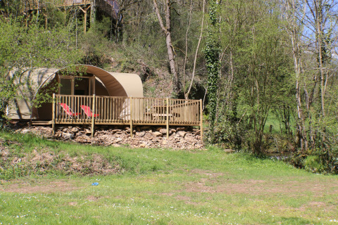 Safari-teltet CocoSweet på Camping Moulin de Chaules i Frankrig med terrasse, liggestole og grøn natur.