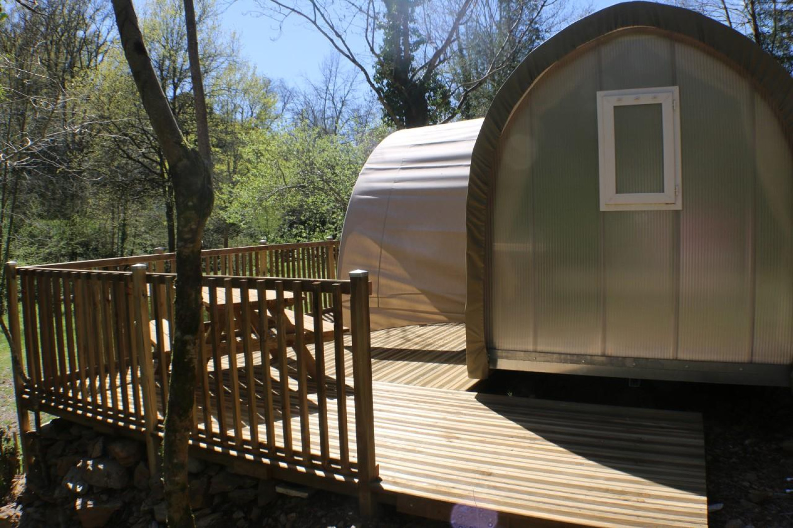 CocoSweet safaritent op Camping Moulin de Chaules in Frankrijk met houten terras en bosrijke omgeving.