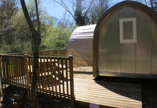 CocoSweet safaritelte ved Campsite Moulin de Chaules i Frankrig, omgivet af skov og træterrasse.