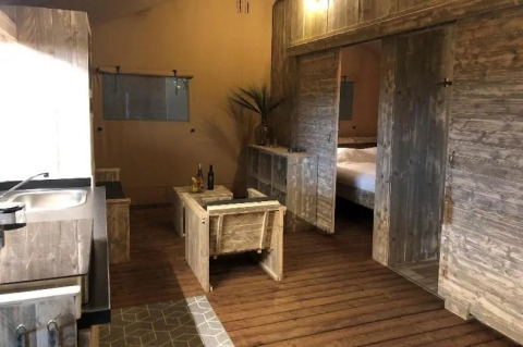Interno di una lussuosa tenda safari con arredi in legno al Centro Vacanze San Marino, San Marino.