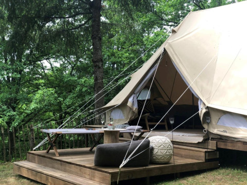 Tenda safari Emperor Bell Tent al campeggio Moulin de Chaules in Francia, con terrazza immersa nel verde.