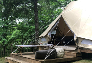 Tenda safari Emperor Bell Tent al campeggio Moulin de Chaules in Francia, con terrazza immersa nel verde.