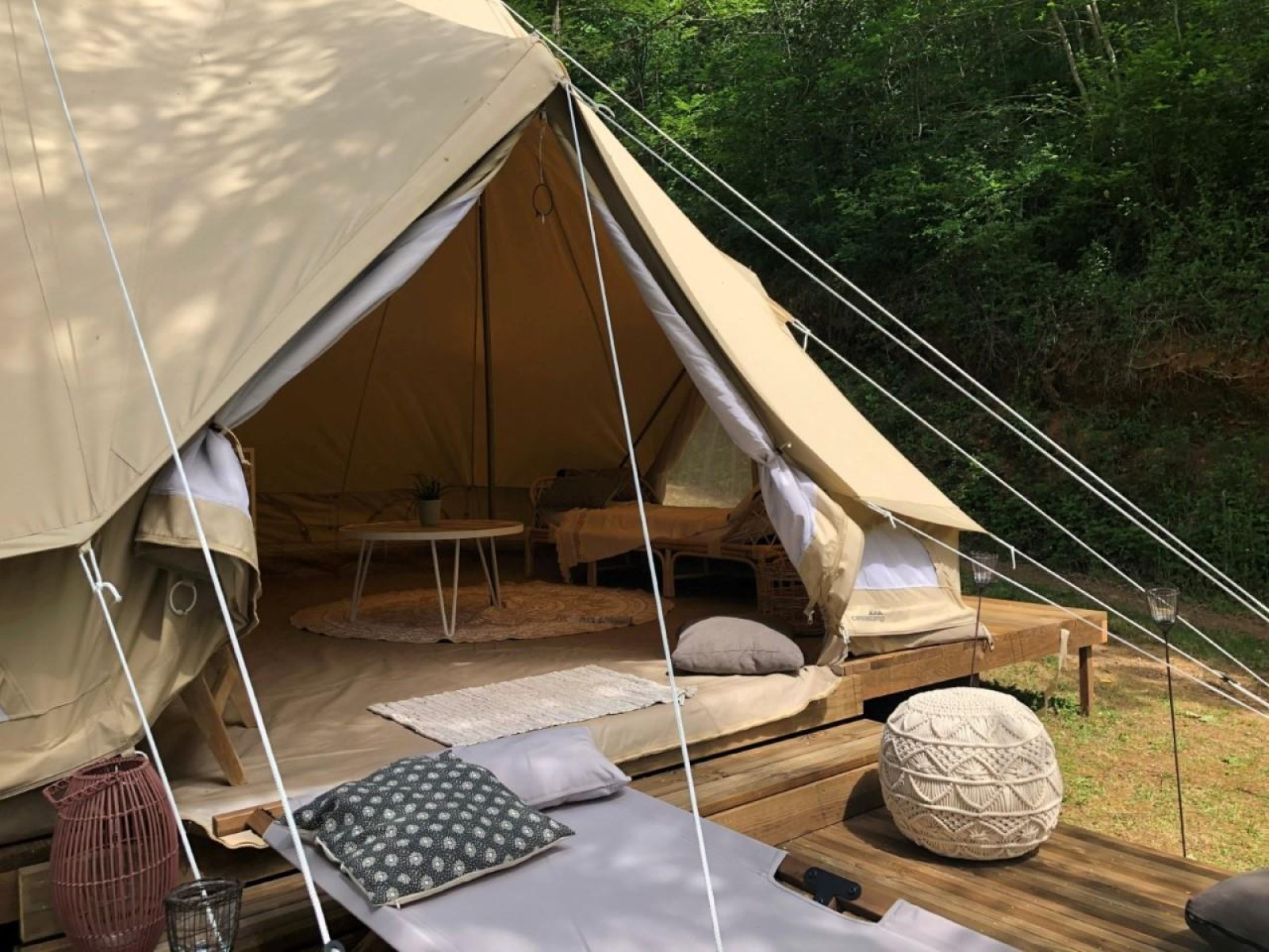 Safari-tent Emperor Bell Tent bij Campsite Moulin de Chaules in Frankrijk, met houten terras en inrichting.