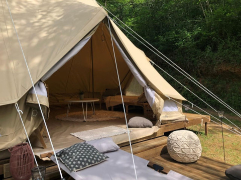 Safari-tent Emperor Bell Tent op camping Moulin de Chaules in Frankrijk, met terras en gezellige inrichting.