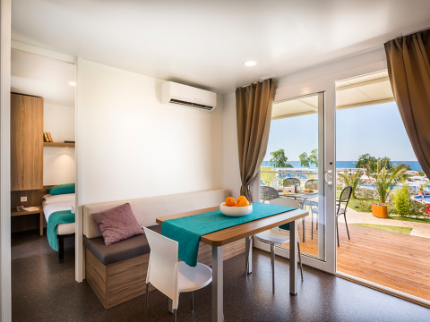 Interieur van een modern familie vakantiehuis met terras en zeezicht bij een resort in Kroatië.