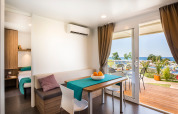 Vista interna di una casa vacanze familiare moderna con terrazza e vista mare in Croazia.