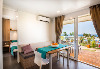 Vista interna di una casa vacanze familiare moderna con terrazza e vista mare in Croazia.