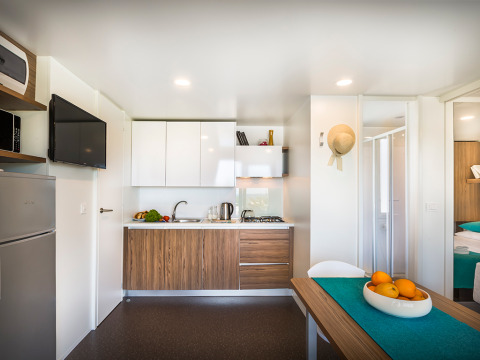 Moderne keuken en eetgedeelte in een vakantiewoning van Miramí Family Village in Aminess Maravea Resort, Kroatië.