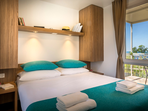 Comfortabele slaapkamer in Miramí Family Village, Aminess Planet Camping Maravea Resort, Kroatië.