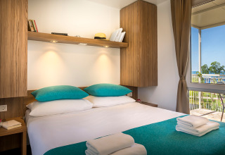 Comfortabele slaapkamer in Miramí Family Village, Aminess Planet Camping Maravea Resort, Kroatië.