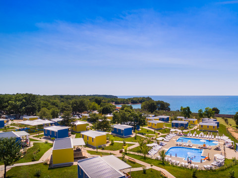 Uitzicht op de huisjes en het zwembad van Miramí Family Village bij Aminess Planet Camping Maravea in Kroatië.