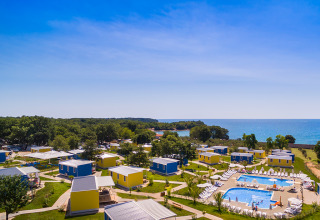 Uitzicht op de huisjes en het zwembad van Miramí Family Village bij Aminess Planet Camping Maravea in Kroatië.
