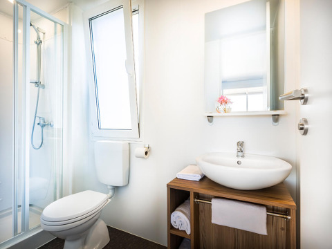 Moderne badkamer met douche, toilet en lavabo bij Miramí Family Village, Aminess Planet Camping Maravea Resort, Kroatië.