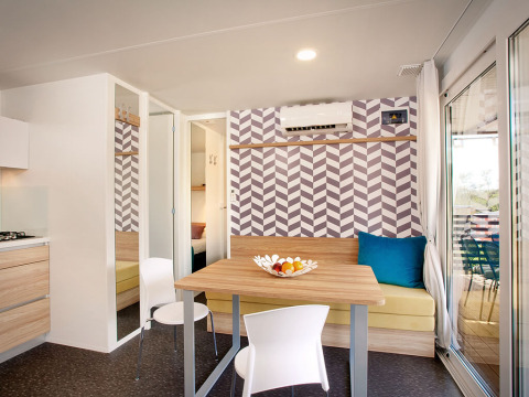 Modern ingerichte hut in Maravea Family Holiday Home, Aminess Planet Camping Maravea Resort, Kroatië.